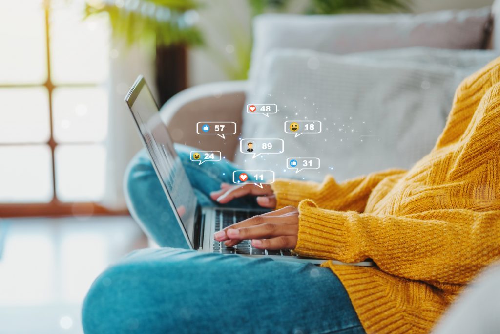 Eine Frau tippt auf dem PC Nachrichten.