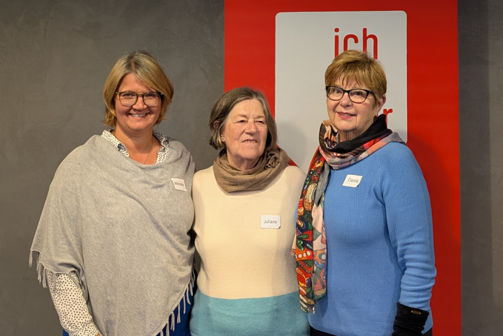 Auf dem Foto sind drei Frauen zusehen, die in die Kamera lächeln.